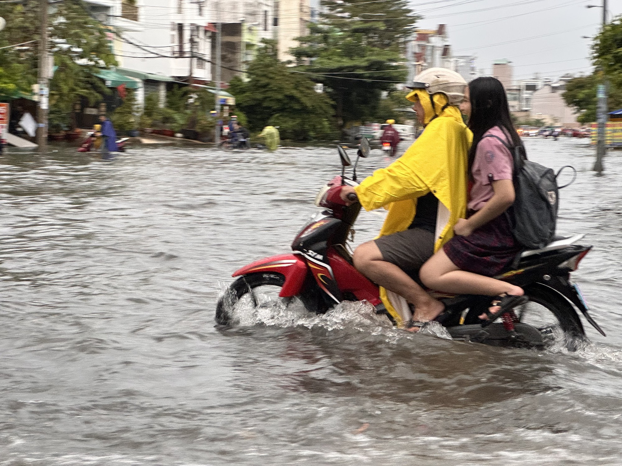 TP HCM: Mưa lớn k&eacute;o d&agrave;i, nhiều tuyến đường ngập s&acirc;u - Ảnh 5.