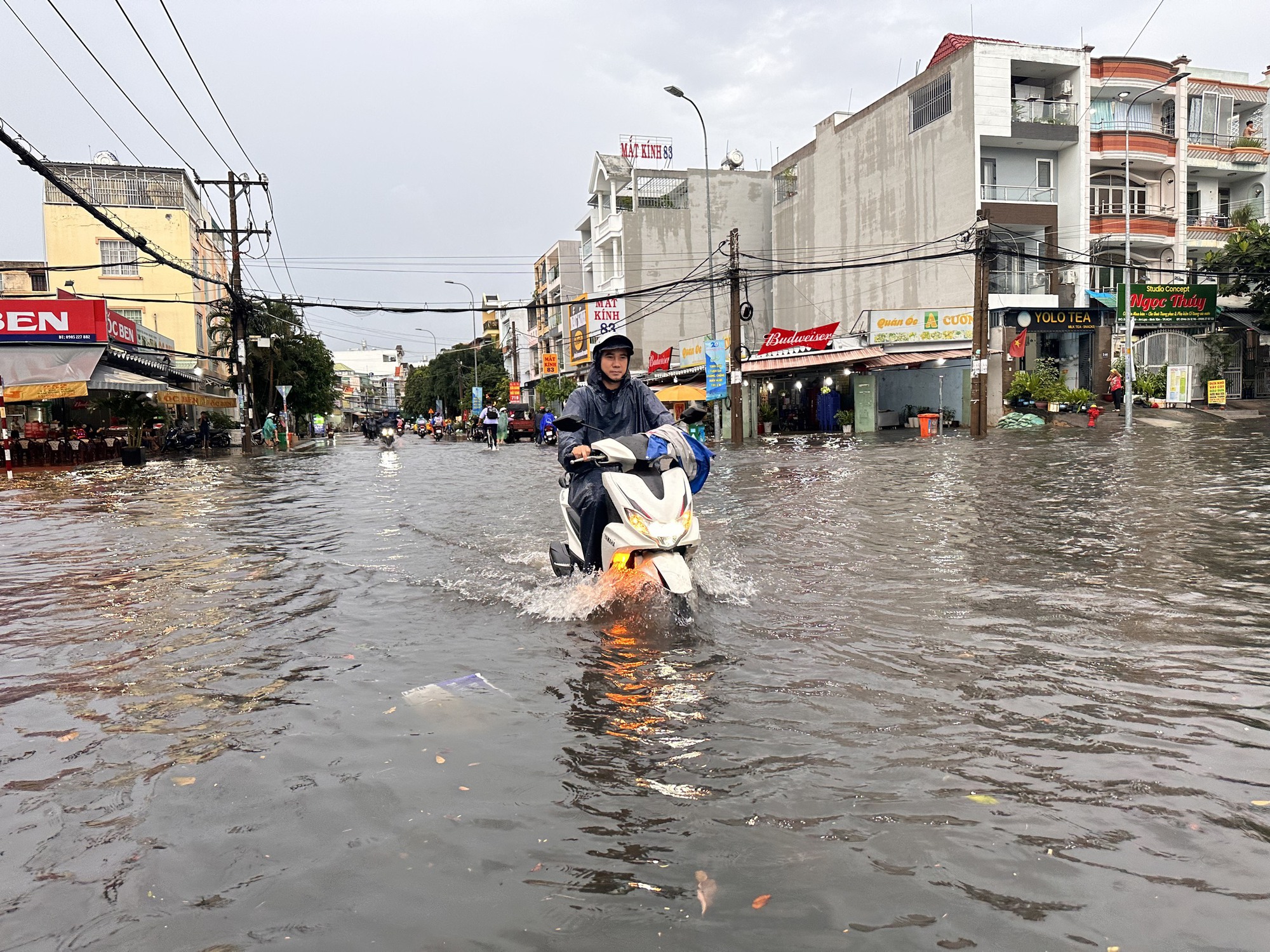 TP HCM: Mưa lớn k&eacute;o d&agrave;i, nhiều tuyến đường ngập s&acirc;u - Ảnh 2.