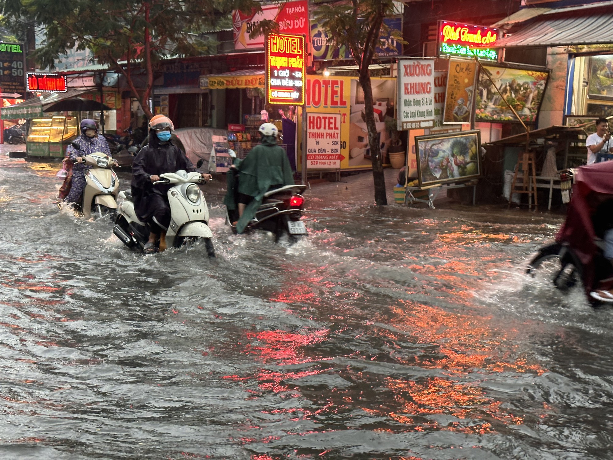 TP HCM: Mưa lớn k&eacute;o d&agrave;i, nhiều tuyến đường ngập s&acirc;u - Ảnh 7.