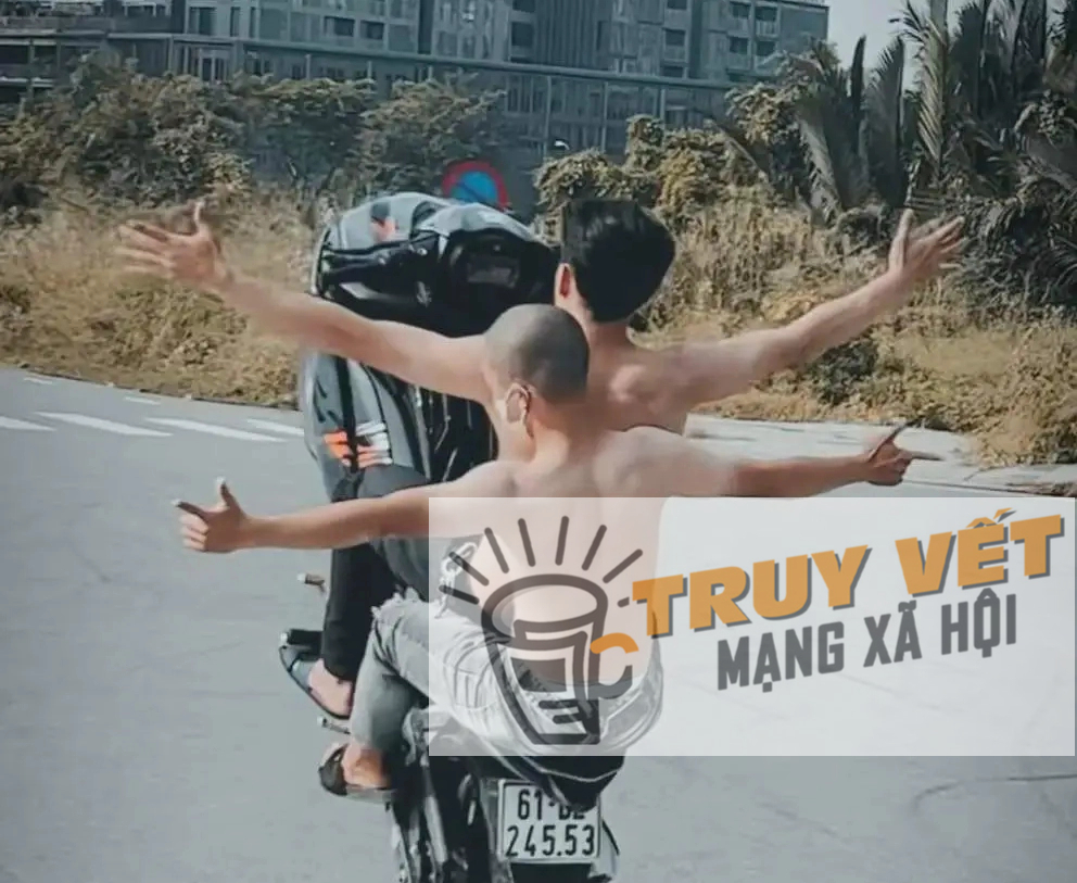 Xôn xao clip nhóm thanh niên “tạo dáng” nguy hiểm trên xe máy ở TP HCM