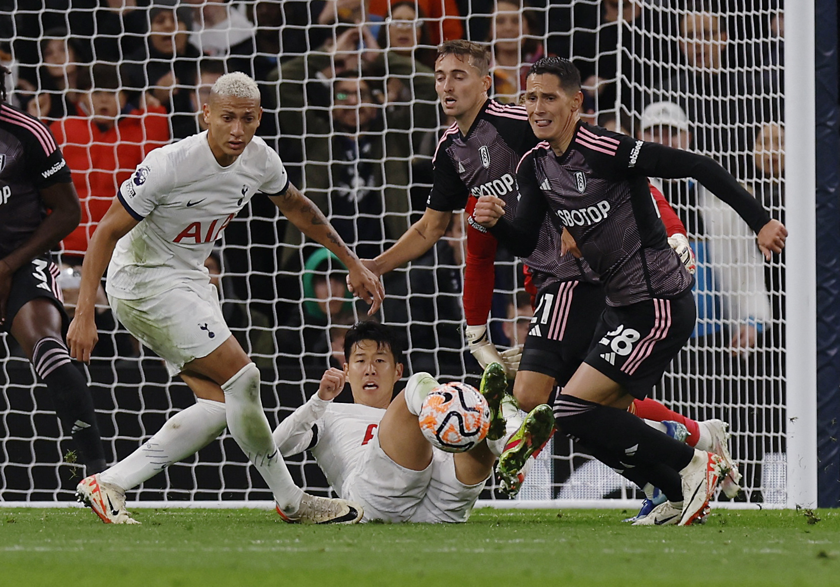 S&aacute;t thủ xứ H&agrave;n lập c&ocirc;ng, Tottenham l&ecirc;n đỉnh bảng Ngoại hạng - Ảnh 3.