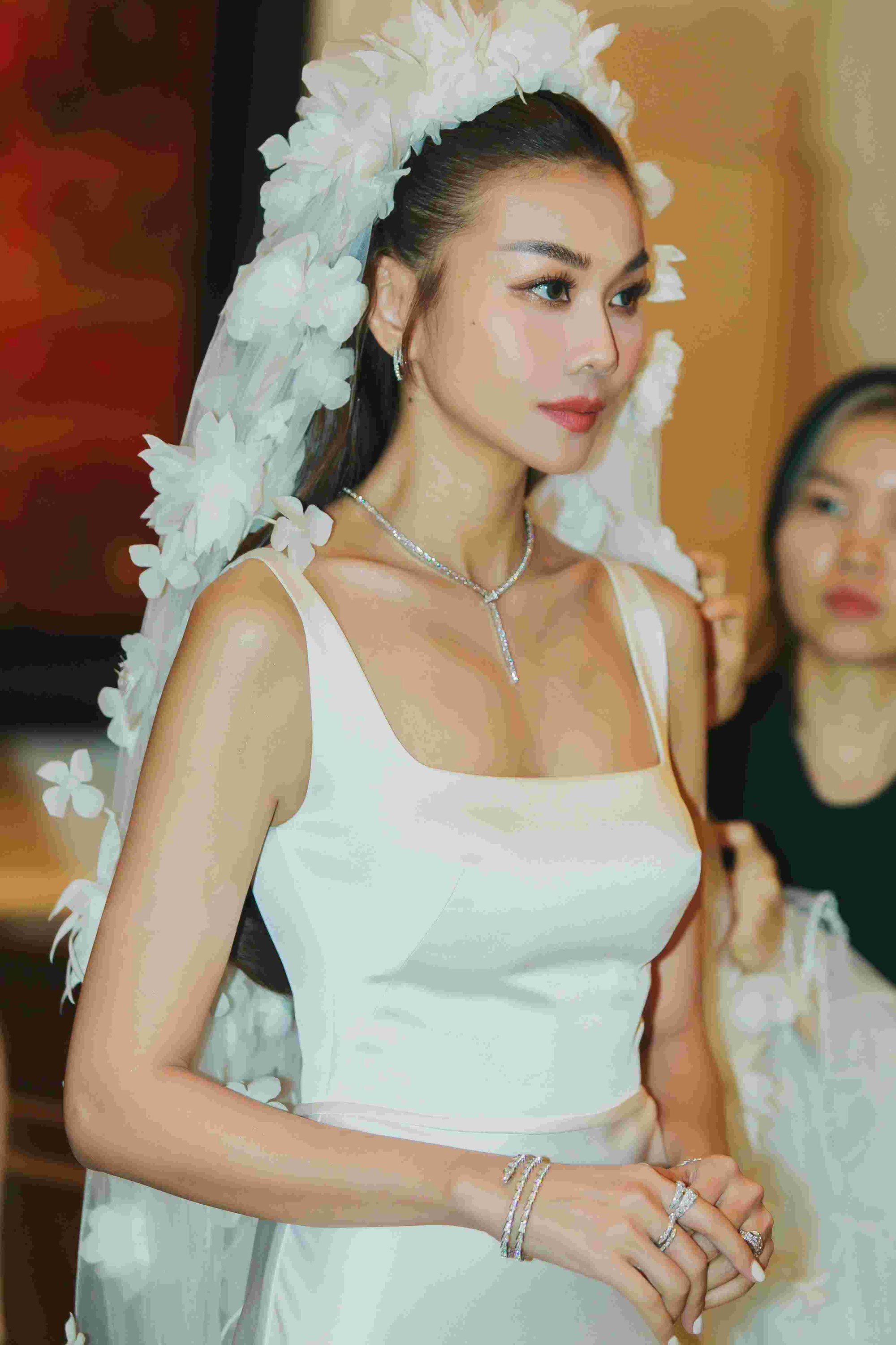 Những chi tiết lạ trong lễ cưới của si&ecirc;u mẫu Thanh Hằng - Ảnh 5.