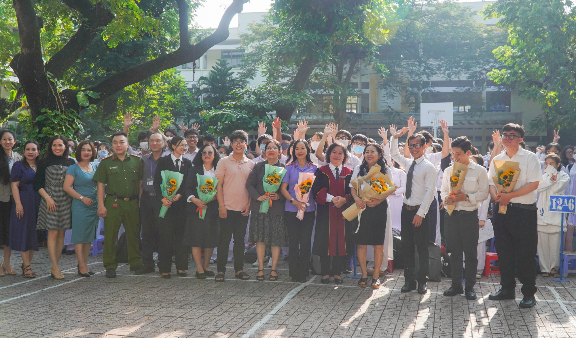 Phiên tòa bất ngờ giữa sân trường - Ảnh 8.