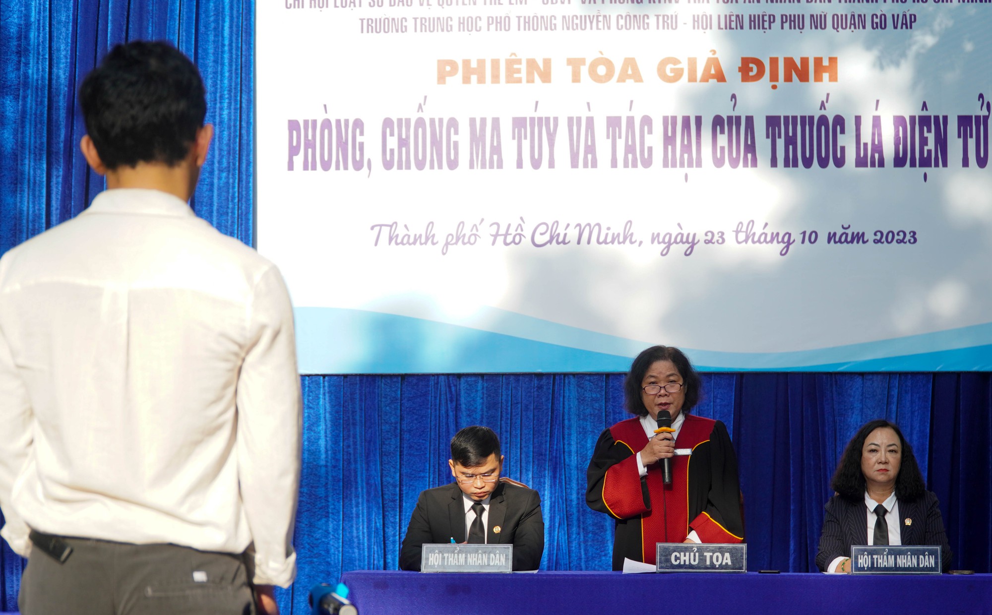 Phiên tòa bất ngờ giữa sân trường - Ảnh 1.