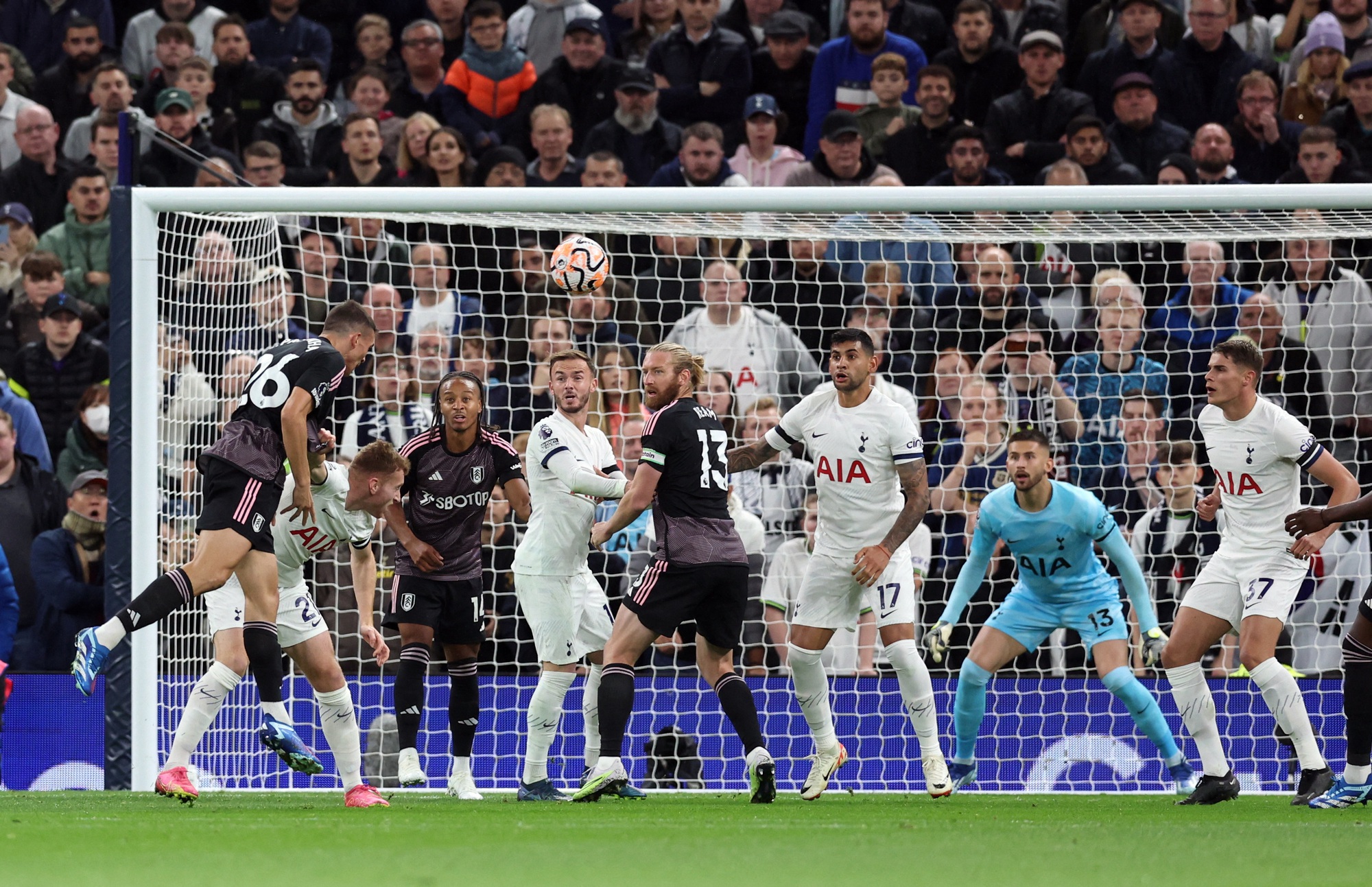 S&aacute;t thủ xứ H&agrave;n lập c&ocirc;ng, Tottenham l&ecirc;n đỉnh bảng Ngoại hạng - Ảnh 4.
