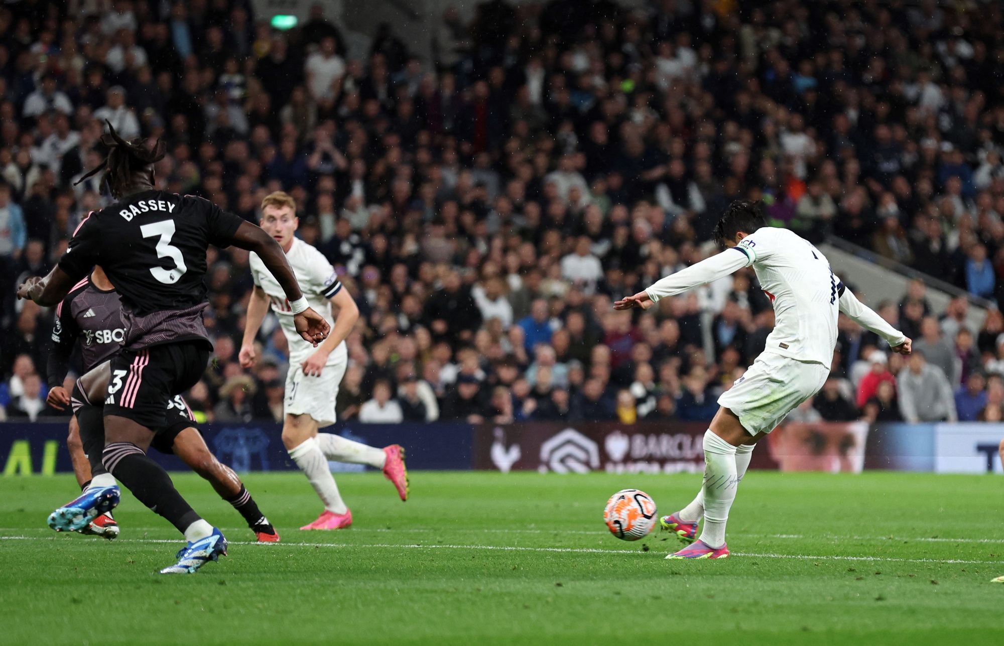 S&aacute;t thủ xứ H&agrave;n lập c&ocirc;ng, Tottenham l&ecirc;n đỉnh bảng Ngoại hạng - Ảnh 5.