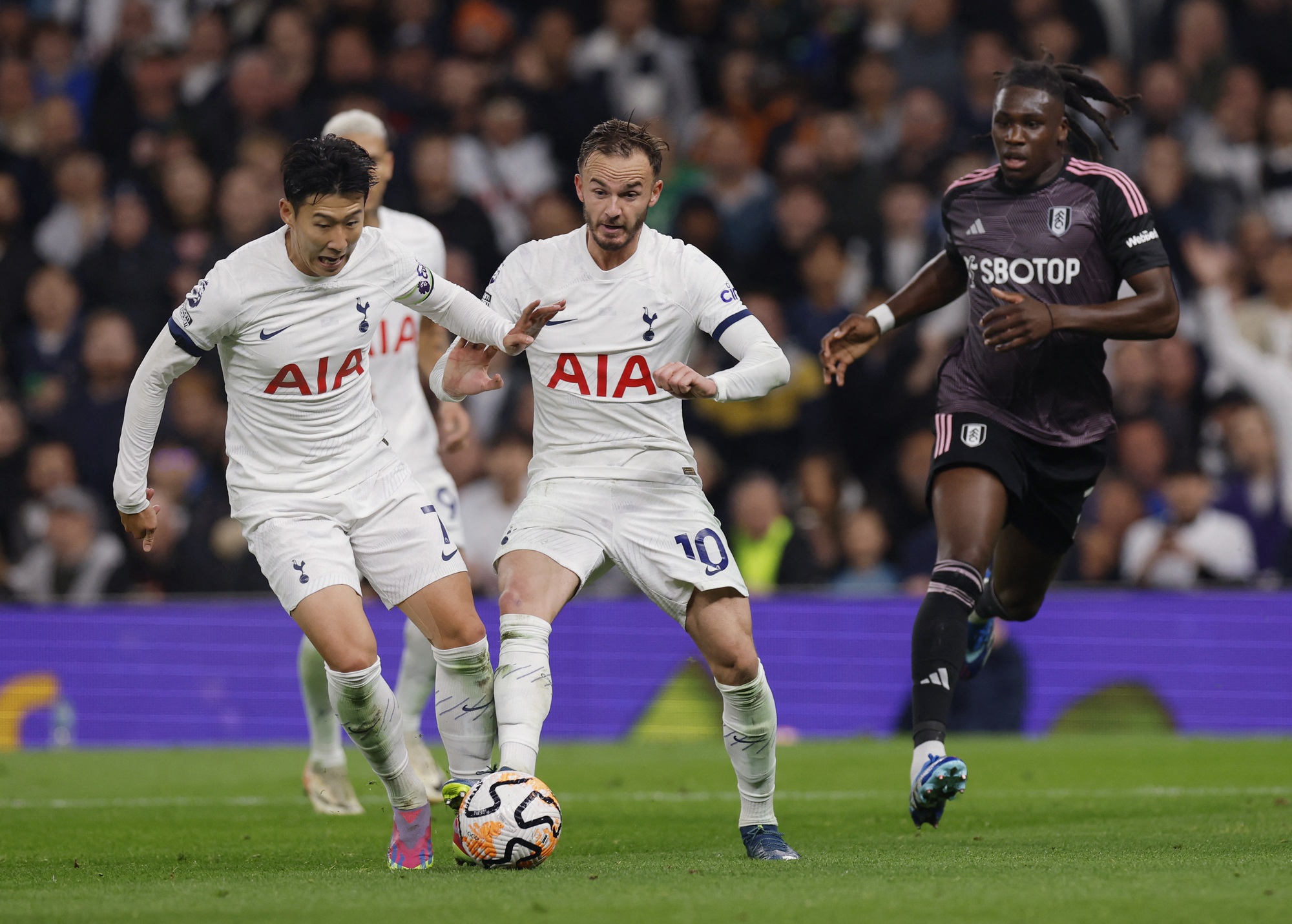 "Sát thủ" xứ Hàn lập công, Tottenham lên đỉnh bảng Ngoại hạng Anh