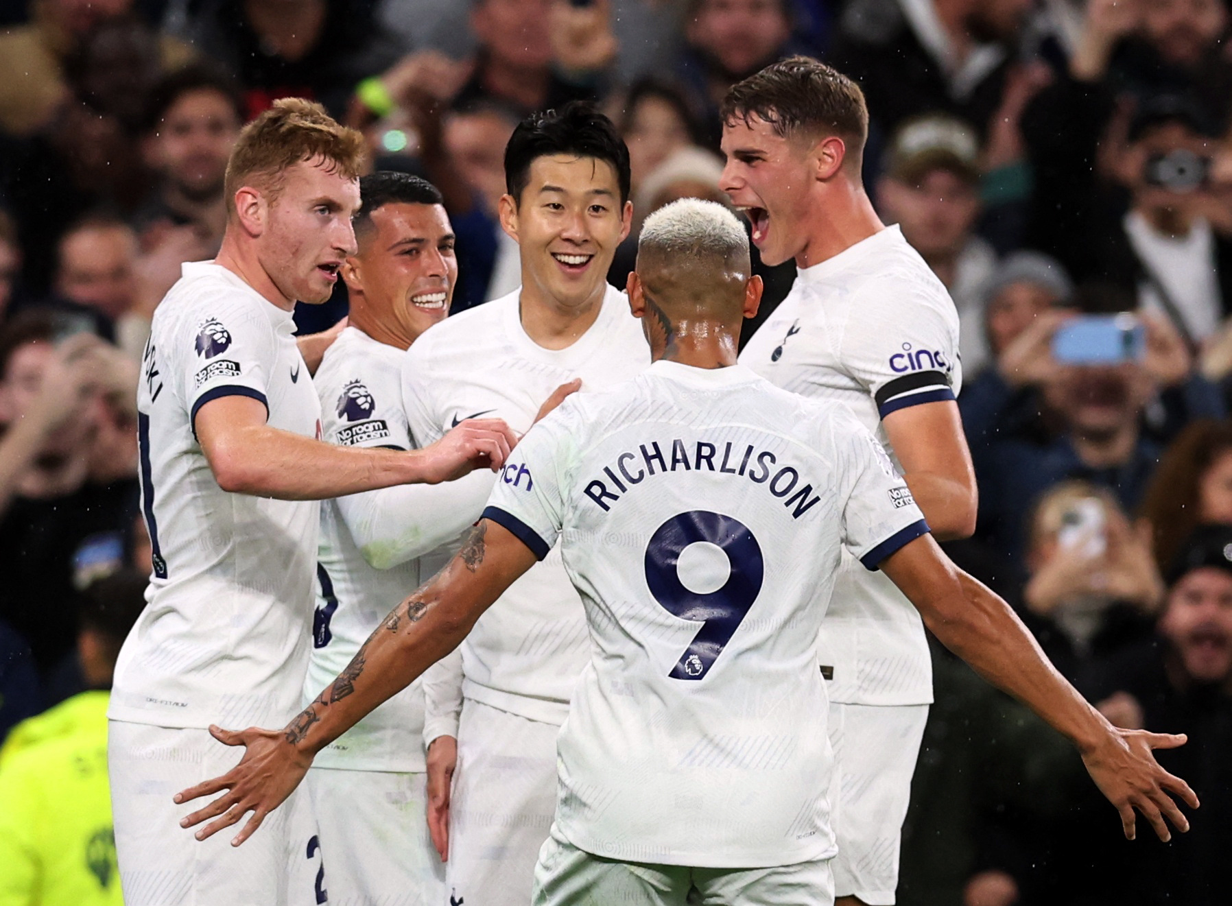 S&aacute;t thủ xứ H&agrave;n lập c&ocirc;ng, Tottenham l&ecirc;n đỉnh bảng Ngoại hạng - Ảnh 8.