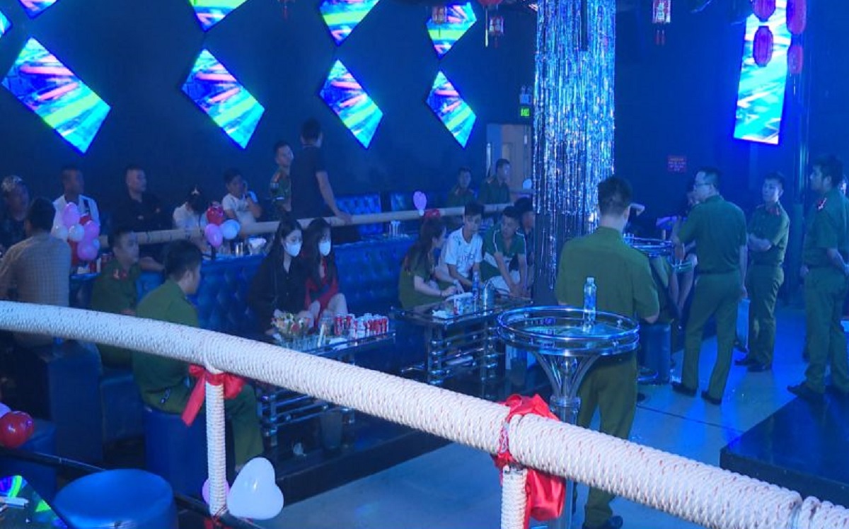 CLIP: Hoạt động mờ ám bên trong quán JP Club - Ảnh 1.