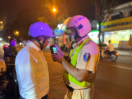Giật mình con số vi phạm nồng độ cồn ở Bình Dương trong 5 ngày - Ảnh 1.