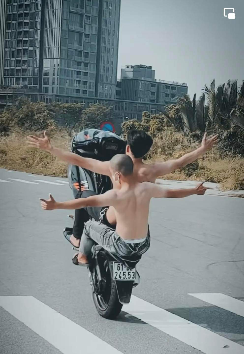 Xôn xao clip nhóm thanh niên “tạo dáng” nguy hiểm trên xe máy ở TP HCM - Ảnh 1.