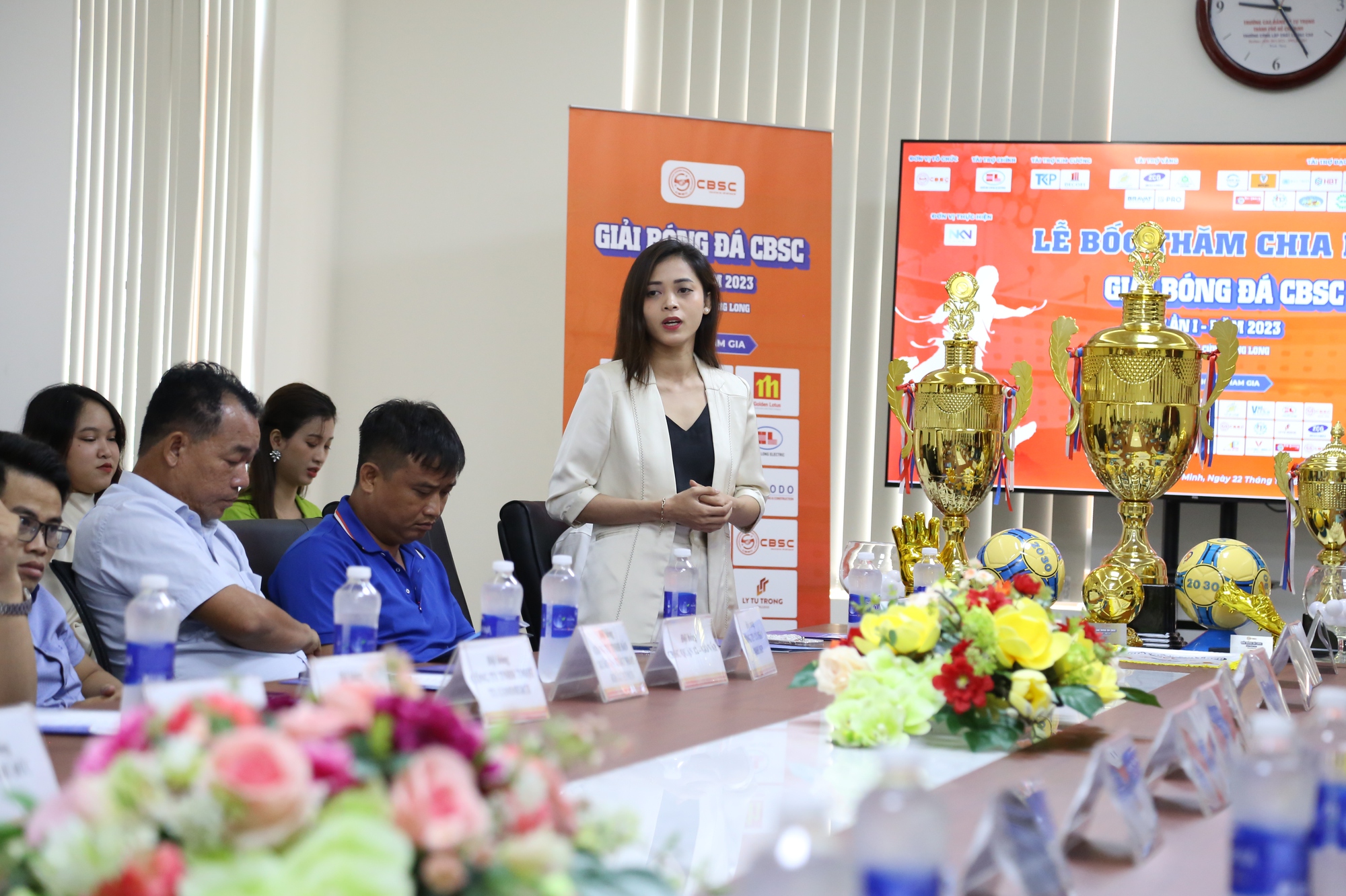 Hấp dẫn Giải Bóng đá phong trào CBSC 2023 tranh Cúp Hoàng Long - Ảnh 1.