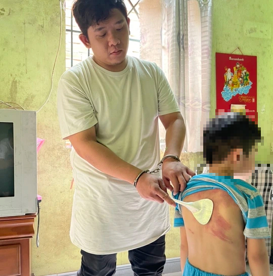 Tạm giữ cha ruột đánh dã man con trai - Ảnh 1.