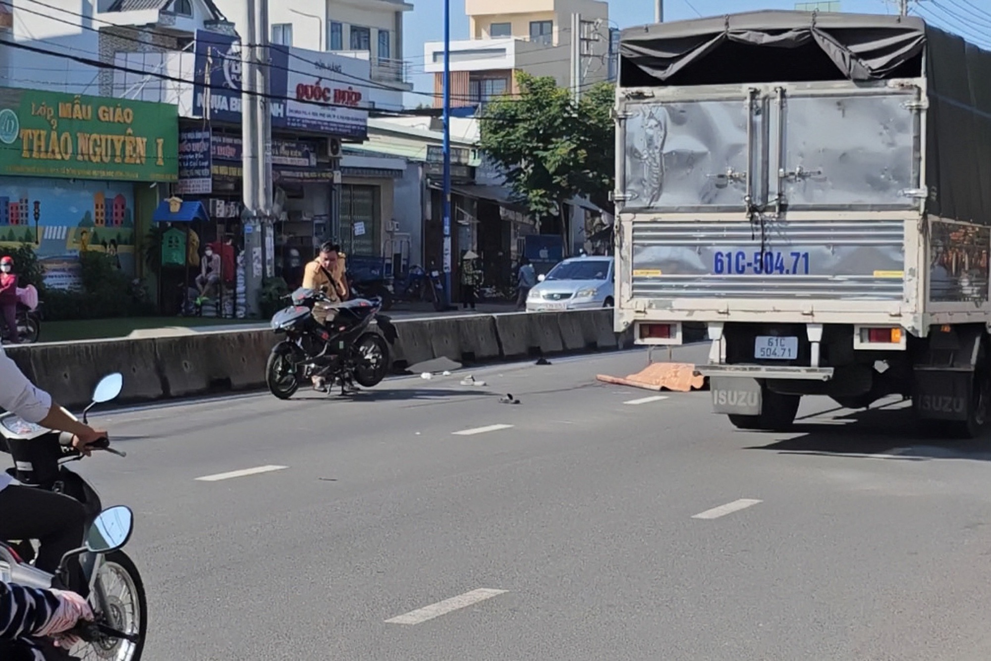 Đi bộ qua đường, cụ ông 77 tuổi bị xe máy tông tử vong