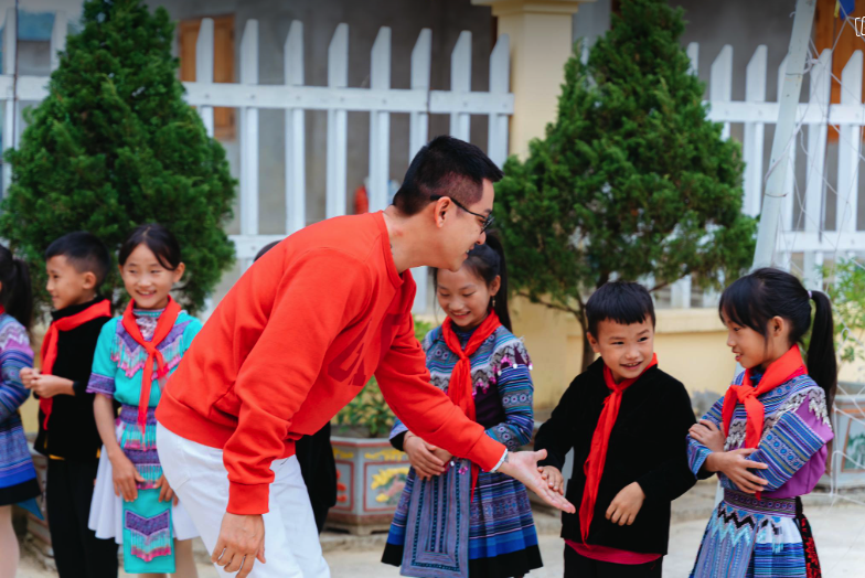 Tuấn Hưng c&ugrave;ng b&agrave; x&atilde; x&acirc;y nh&agrave; ăn cho trẻ em kh&oacute; khăn L&agrave;o Cai - Ảnh 3.