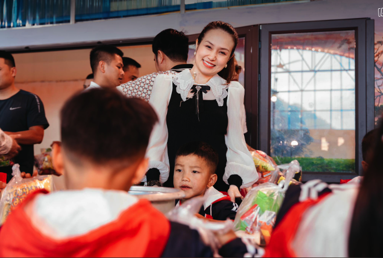 Tuấn Hưng c&ugrave;ng b&agrave; x&atilde; x&acirc;y nh&agrave; ăn cho trẻ em kh&oacute; khăn L&agrave;o Cai - Ảnh 6.