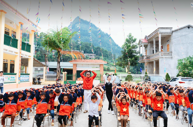Tuấn Hưng c&ugrave;ng b&agrave; x&atilde; x&acirc;y nh&agrave; ăn cho trẻ em kh&oacute; khăn L&agrave;o Cai - Ảnh 1.