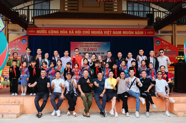 Tuấn Hưng c&ugrave;ng b&agrave; x&atilde; x&acirc;y nh&agrave; ăn cho trẻ em kh&oacute; khăn L&agrave;o Cai - Ảnh 4.