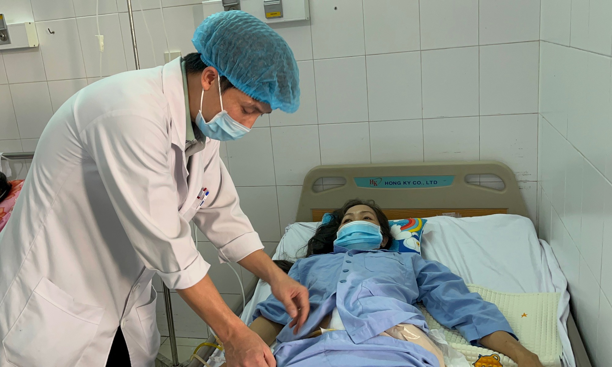 Leo l&ecirc;n c&acirc;y c&agrave; na h&aacute;i tr&aacute;i, 1 phụ nữ bị cọc gỗ đ&acirc;m xuy&ecirc;n thấu - Ảnh 3.