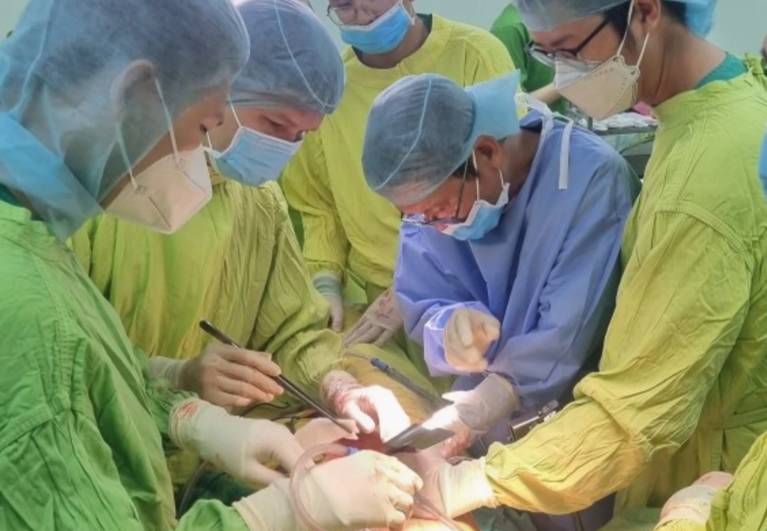 Leo lên cây cà na hái trái, 1 phụ nữ bị cọc gỗ đâm xuyên thấu