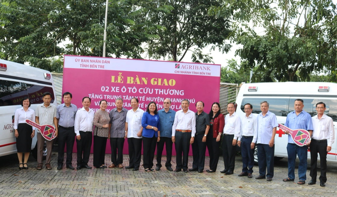 Agribank Bến Tre tài trợ 40 căn nhà và 2 xe cứu thương cho tỉnh Bến Tre