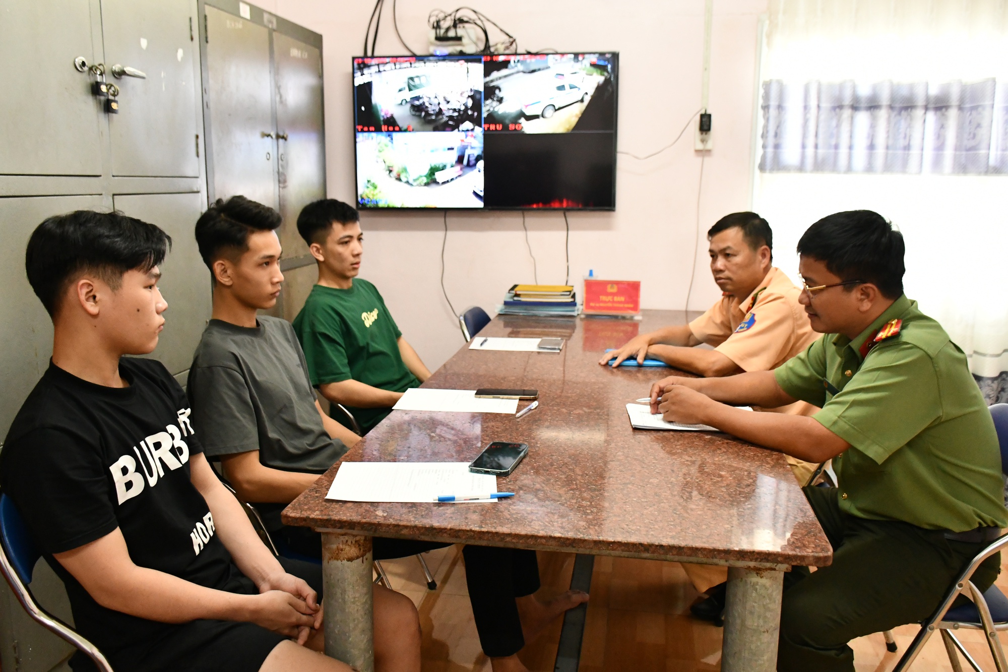 Tạm giữ khẩn cấp 3 đối tượng &ldquo;biểu diễn&rdquo; m&ocirc; t&ocirc; - Ảnh 4.