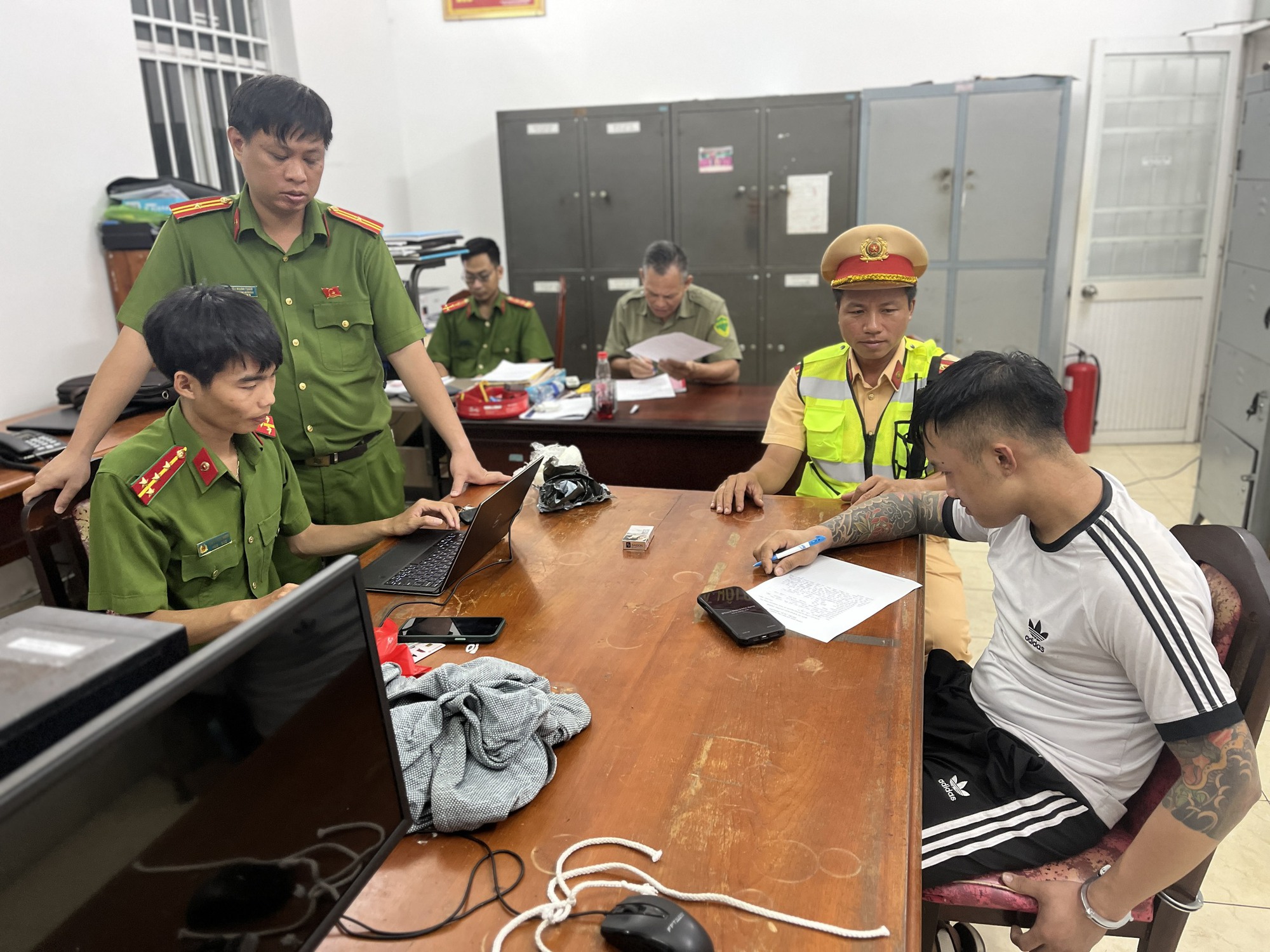 CLIP: CSGT khống chế đối tượng có ma túy và dao trong cốp xe