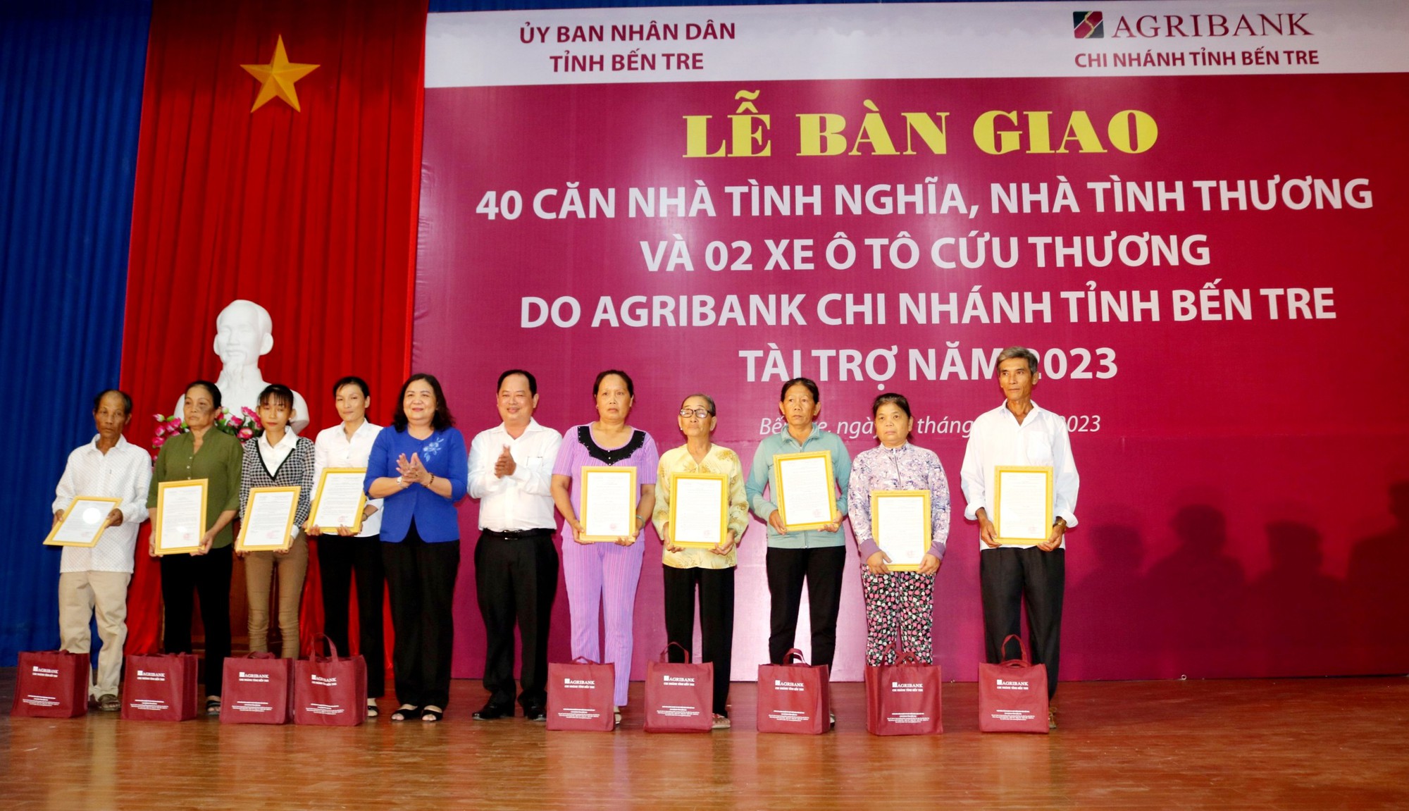 Agribank Bến Tre tài trợ 40 căn nhà và 2 xe cứu thương cho tỉnh Bến Tre - Ảnh 4.