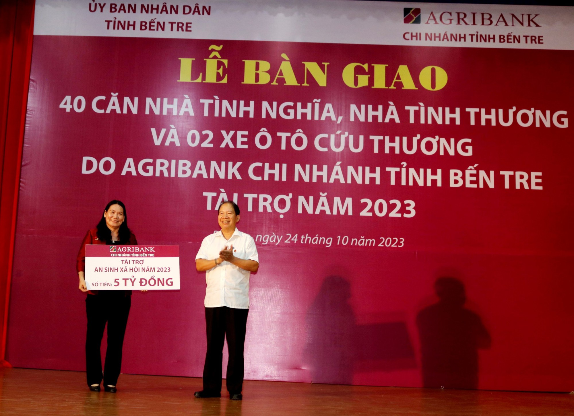 Agribank Bến Tre tài trợ 40 căn nhà và 2 xe cứu thương cho tỉnh Bến Tre - Ảnh 1.
