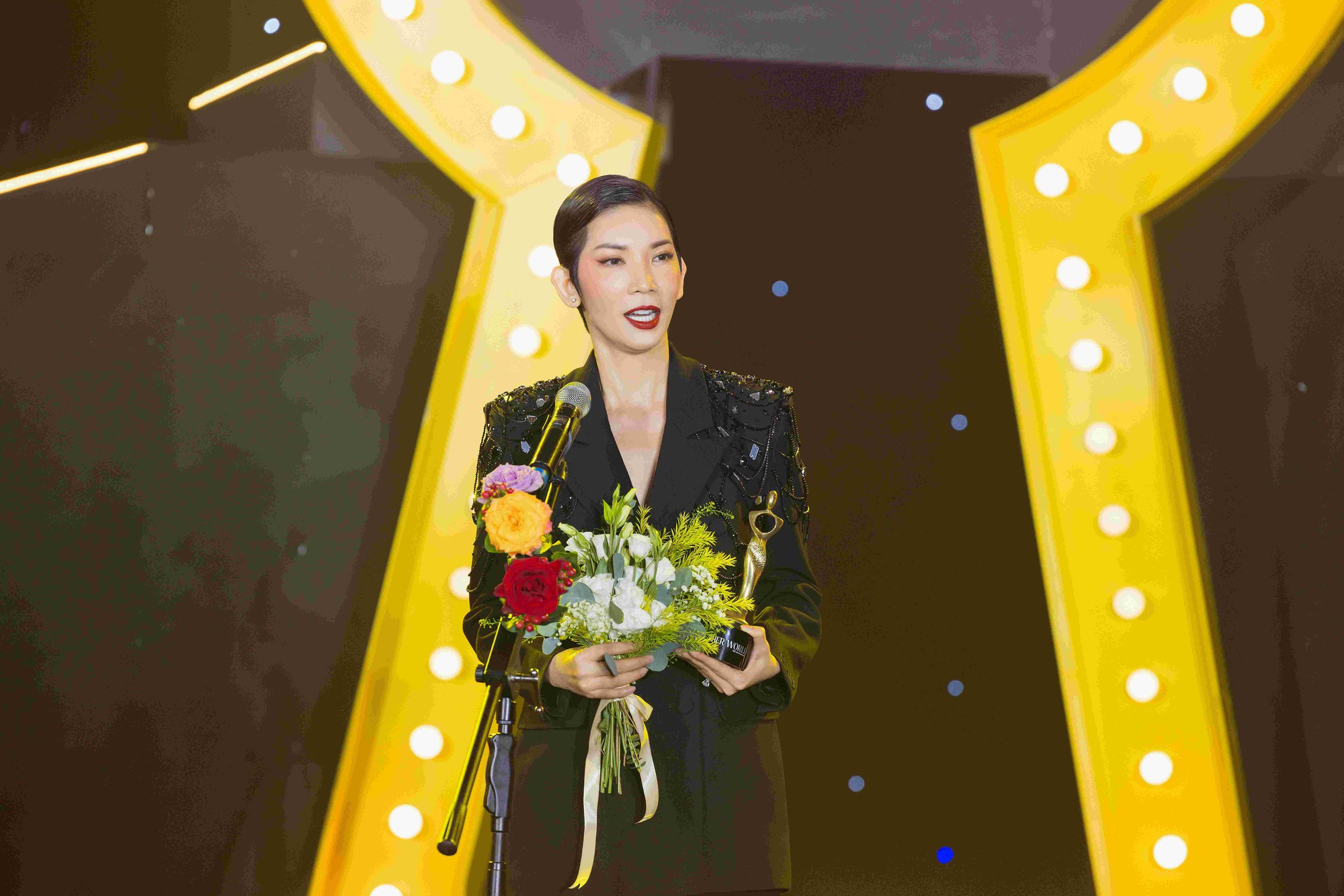 Si&ecirc;u mẫu Xu&acirc;n Lan đoạt giải Mentor của năm 2023 - Ảnh 1.