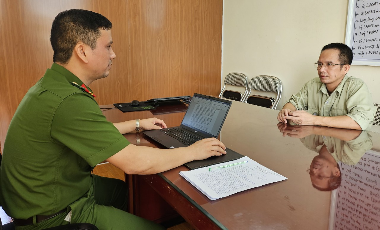 Bắt 2 đối tượng phát tán tin nhắn đánh bạc, mại dâm qua mạng để lừa đảo - Ảnh 3.