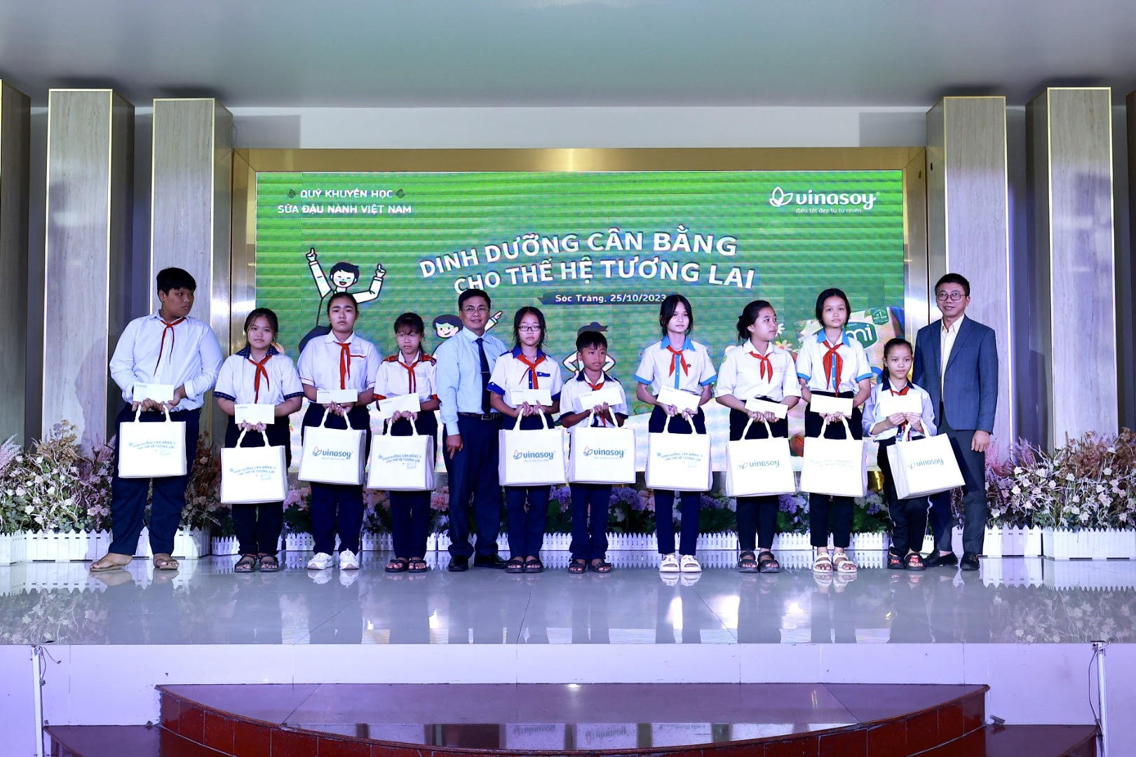Quỹ Khuyến học sữa đậu nành Việt Nam tặng hơn 400.000 hộp sữa Fami Canxi