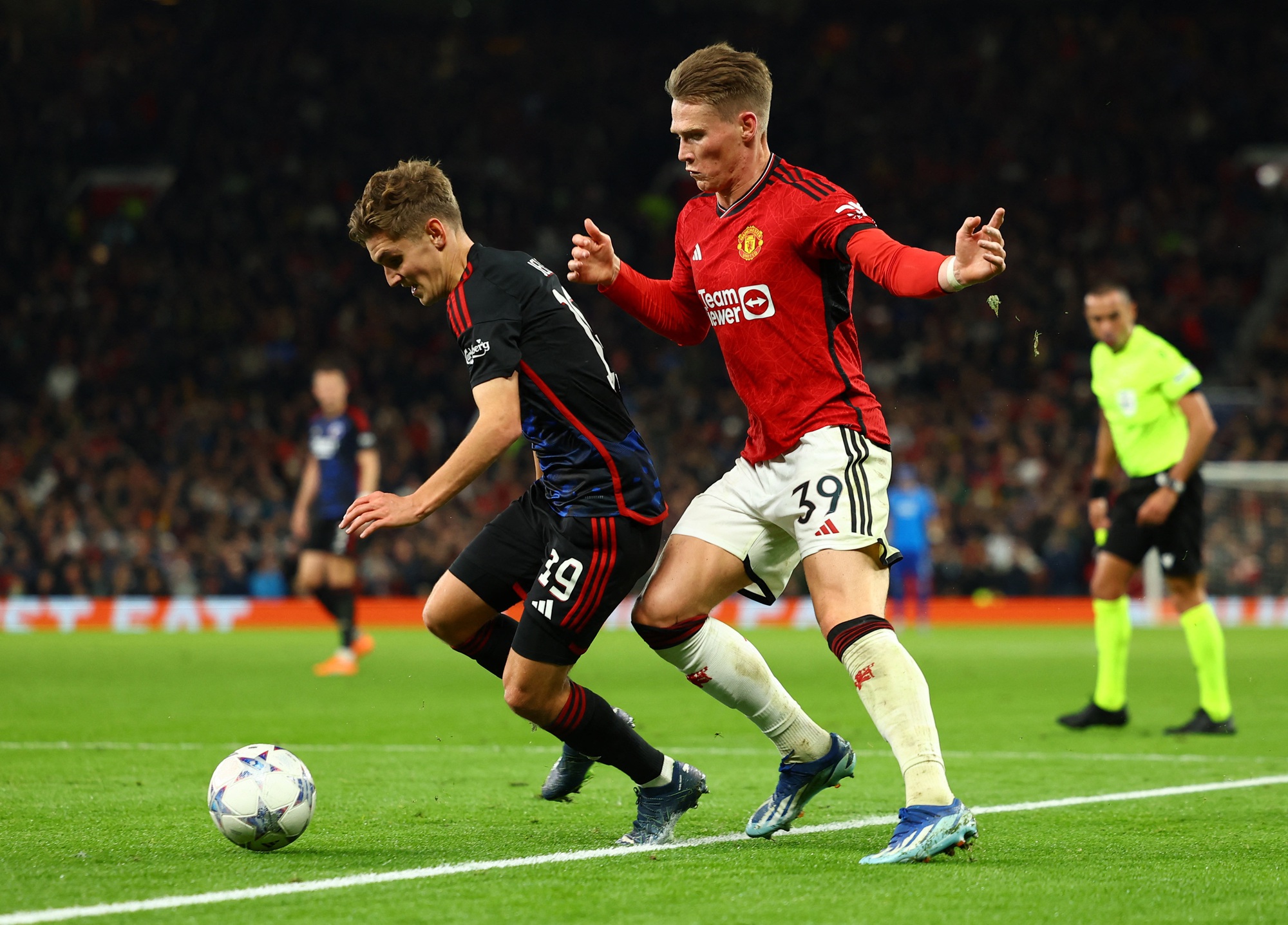 Maguire và Onana tỏa sáng, Man United thắng nghẹt thở ở Champions League - Ảnh 3.