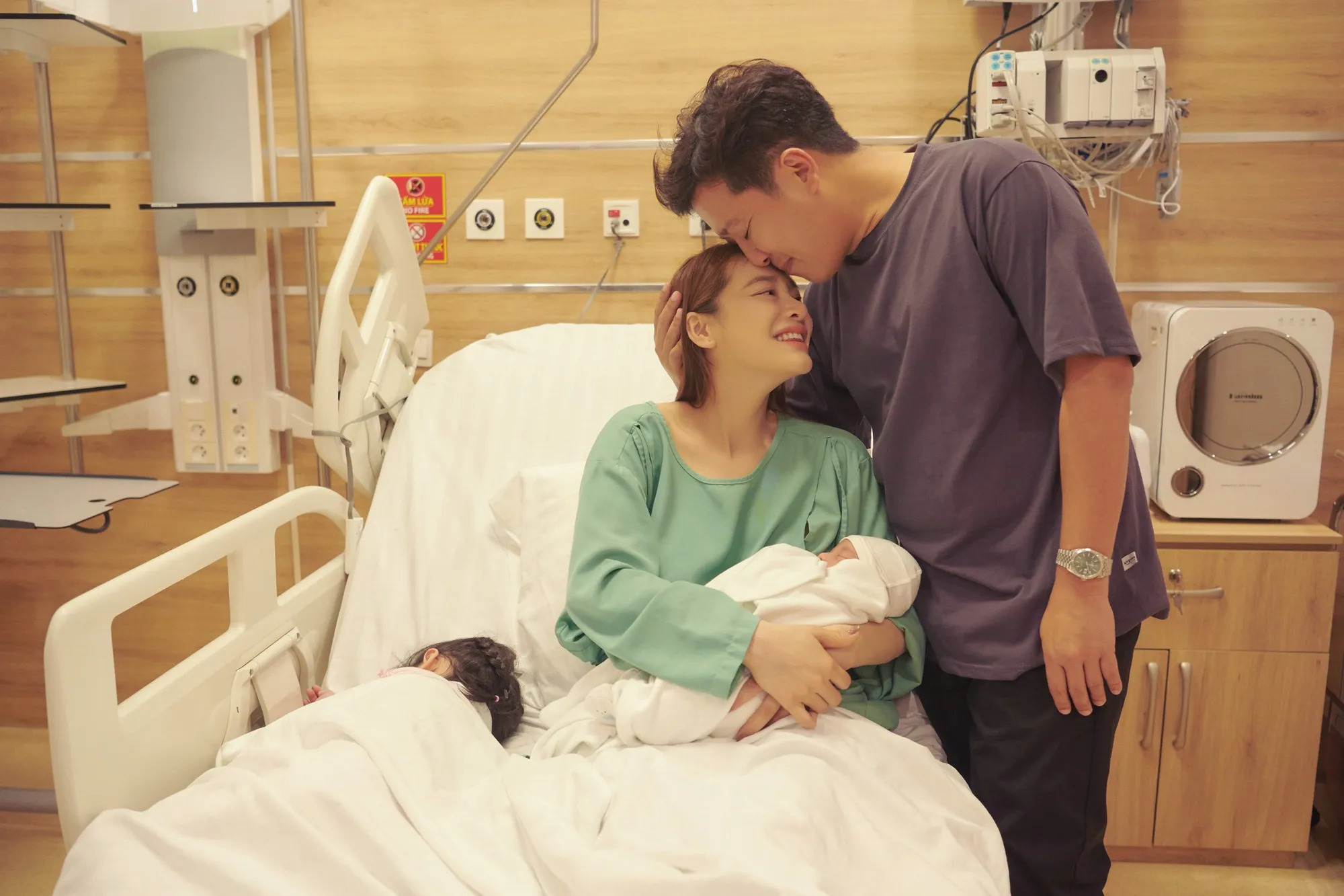 Trường Giang bị trách bỏ mặc vợ sinh con một mình