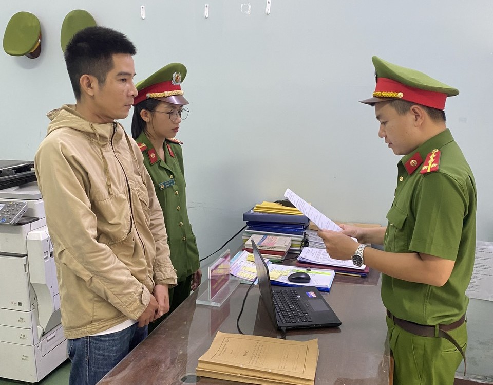 T&agrave;i xế &ocirc; t&ocirc; d&ugrave;ng ma t&uacute;y, t&ocirc;ng chết người phụ nữ dắt xe đạp b&ecirc;n đường - Ảnh 3.