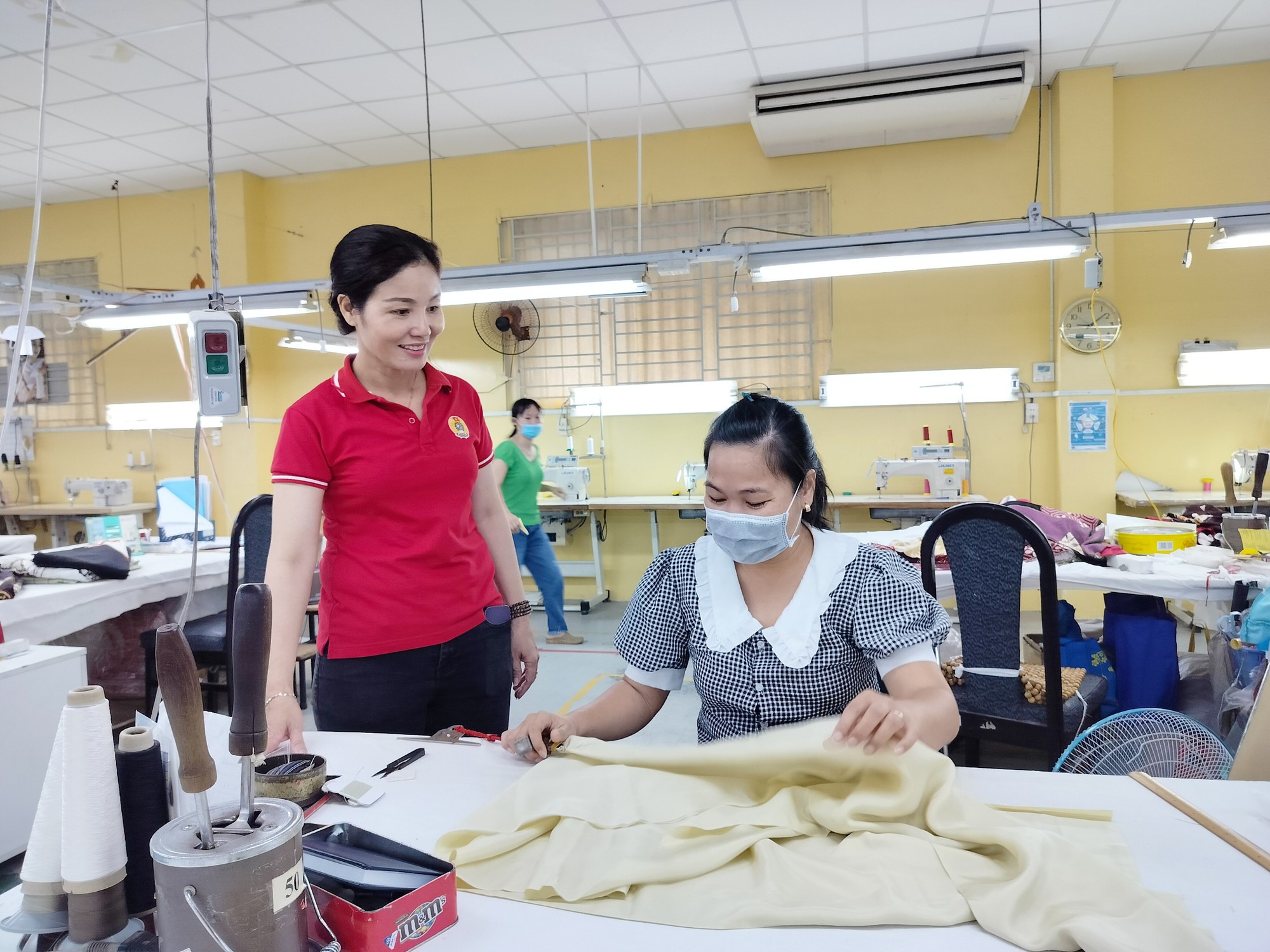 C&ocirc;ng đo&agrave;n TP HCM sẽ trợ hỗ 13.000 c&ocirc;ng nh&acirc;n kh&oacute; khăn, bị giảm giờ l&agrave;m - Ảnh 2.