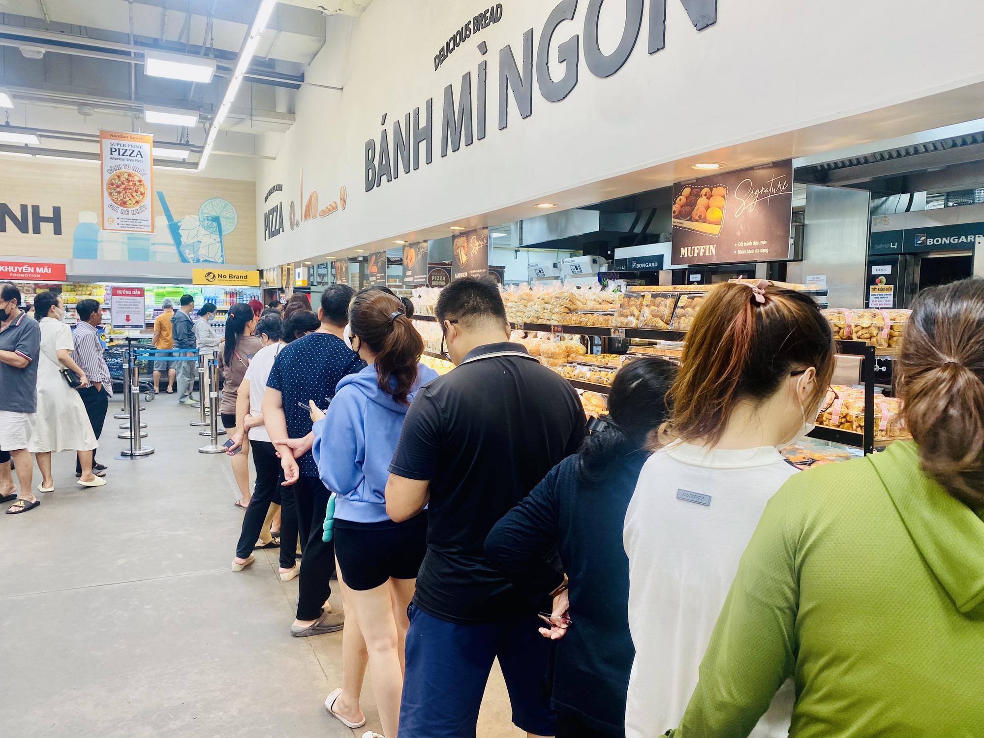 Xếp h&agrave;ng rồng rắn chờ mua b&aacute;nh custard, si&ecirc;u thị giới hạn chỉ mua 2 hộp/người - Ảnh 1.