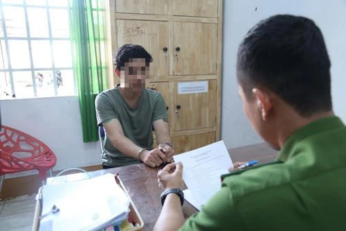 2 thanh ni&ecirc;n giả vờ l&agrave;m kh&aacute;ch đi xe rồi cướp t&agrave;i sản - Ảnh 3.
