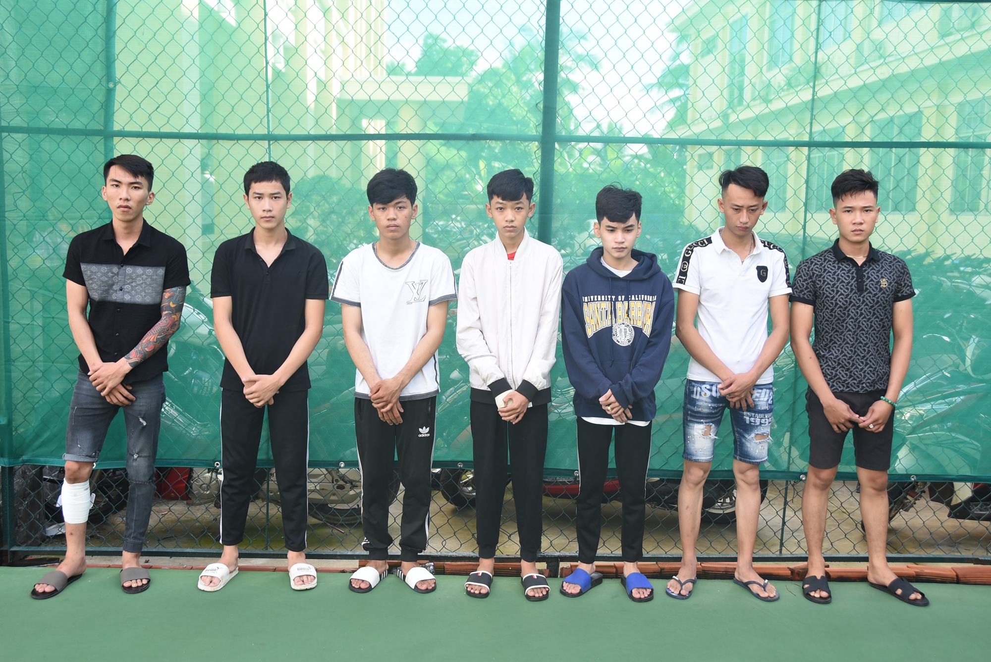 CLIP: 9 đối tượng “biểu diễn” súng, dao tự chế ở công viên bị triệu tập