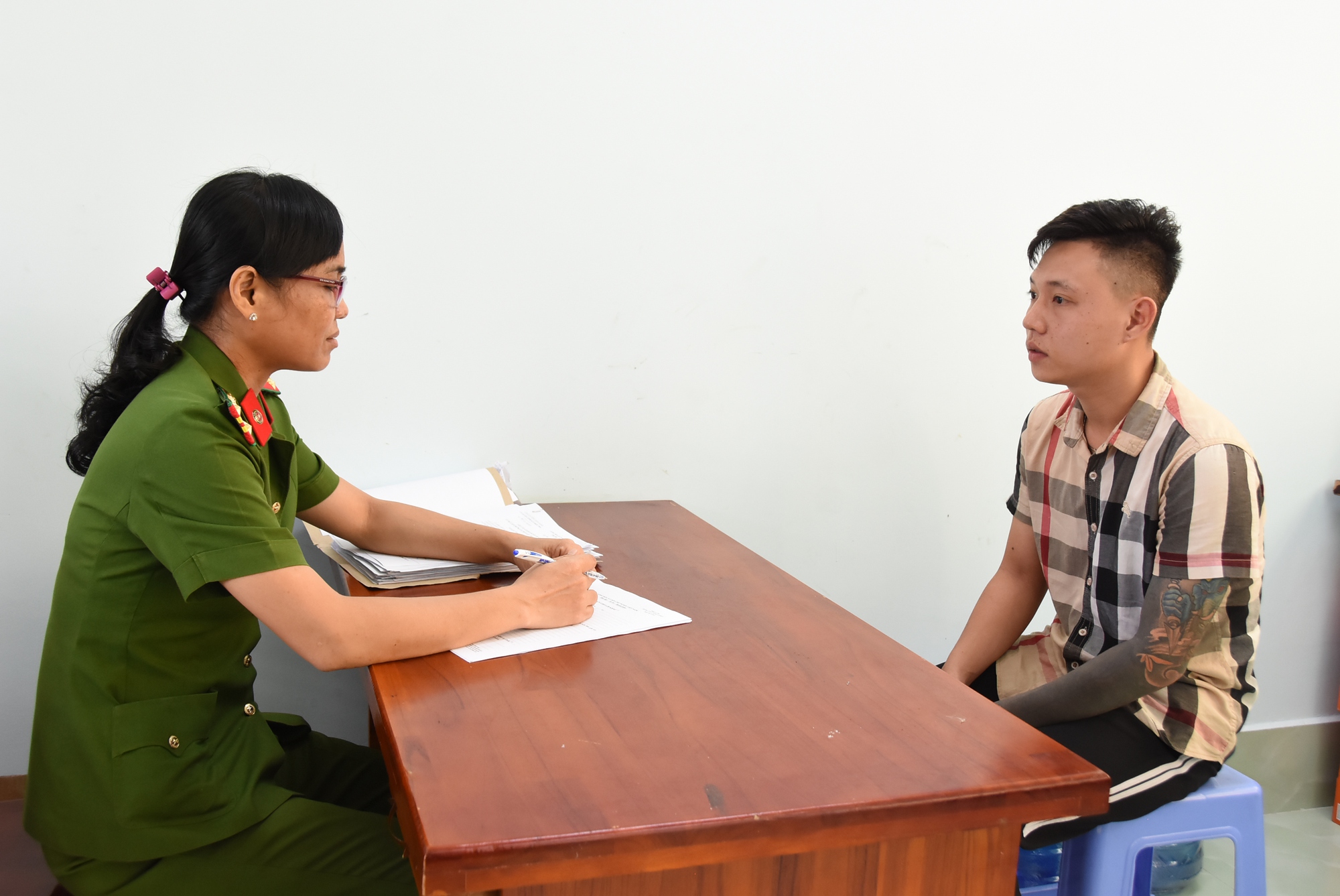 CLIP: 9 đối tượng &ldquo;biểu diễn&rdquo; s&uacute;ng, dao tự chế ở c&ocirc;ng vi&ecirc;n bị triệu tập - Ảnh 4.