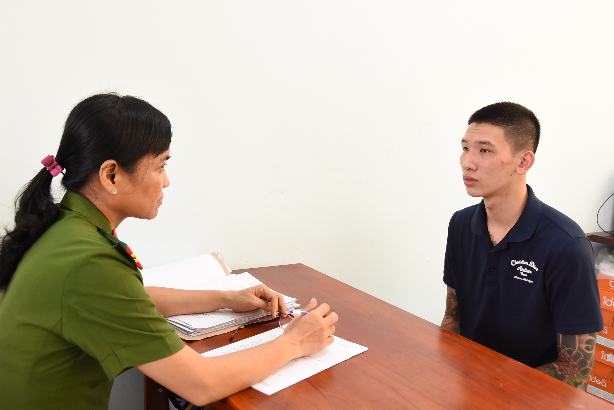 CLIP: 9 đối tượng &ldquo;biểu diễn&rdquo; s&uacute;ng, dao tự chế ở c&ocirc;ng vi&ecirc;n bị triệu tập - Ảnh 5.