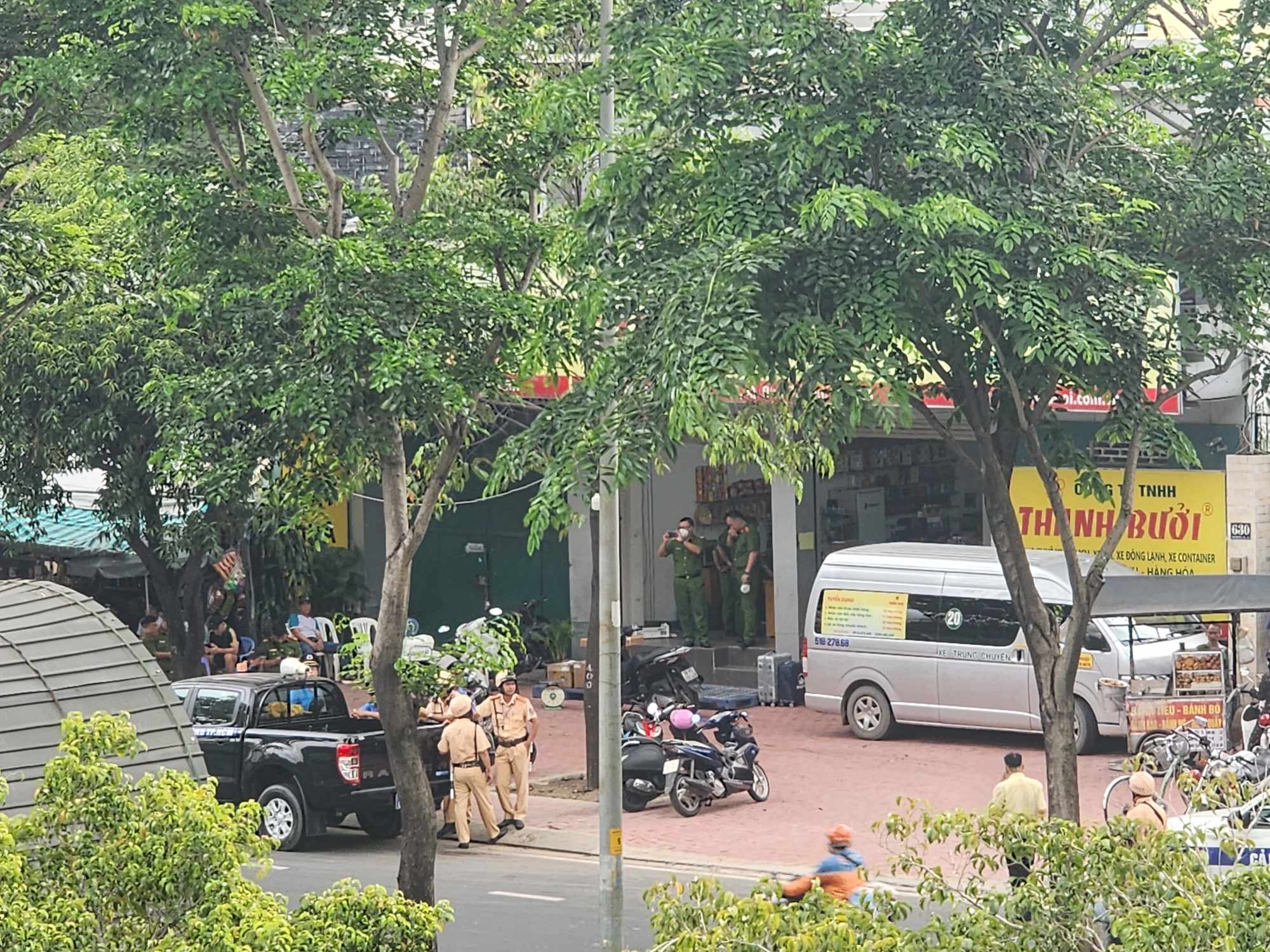 N&Oacute;NG: C&ocirc;ng an TP HCM đang kiểm tra trụ sở ch&iacute;nh nh&agrave; xe Th&agrave;nh Bưởi - Ảnh 2.