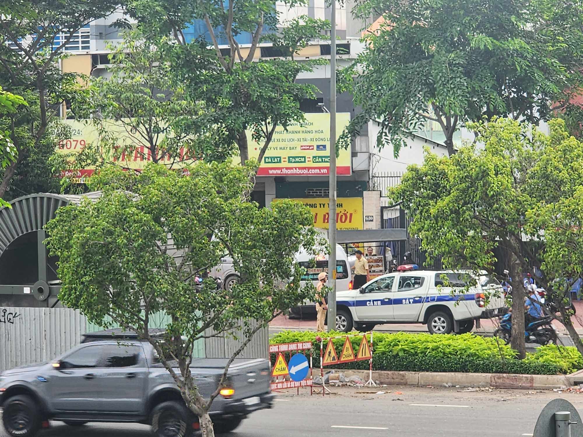 N&Oacute;NG: C&ocirc;ng an TP HCM đang kiểm tra trụ sở ch&iacute;nh nh&agrave; xe Th&agrave;nh Bưởi - Ảnh 3.