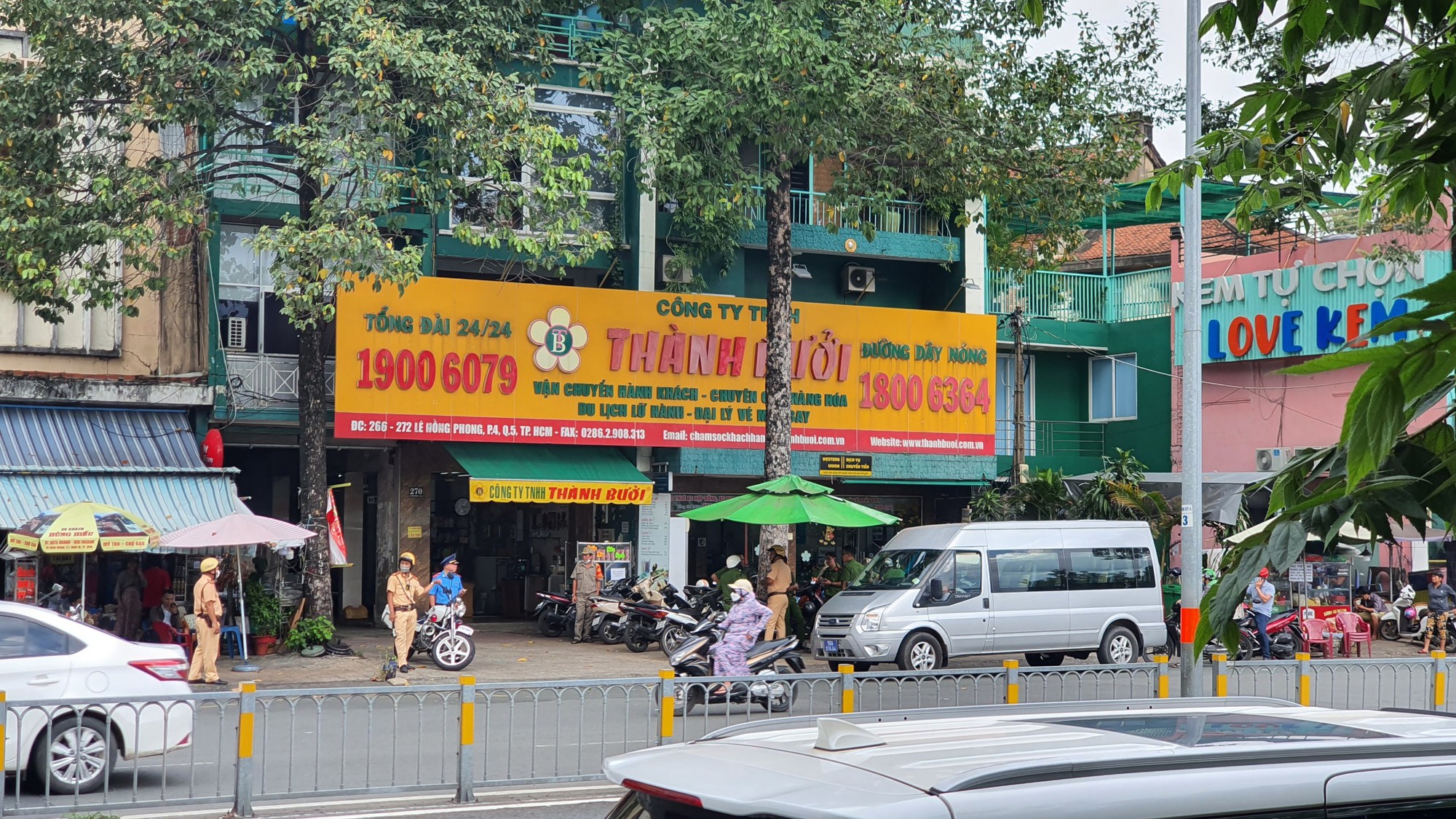 N&Oacute;NG: C&ocirc;ng an TP HCM đang kiểm tra trụ sở ch&iacute;nh nh&agrave; xe Th&agrave;nh Bưởi - Ảnh 1.