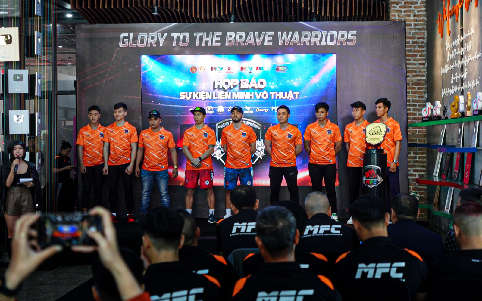 Võ sĩ người Nga thách đấu nhà vô địch MMA Việt Nam - Ảnh 2.