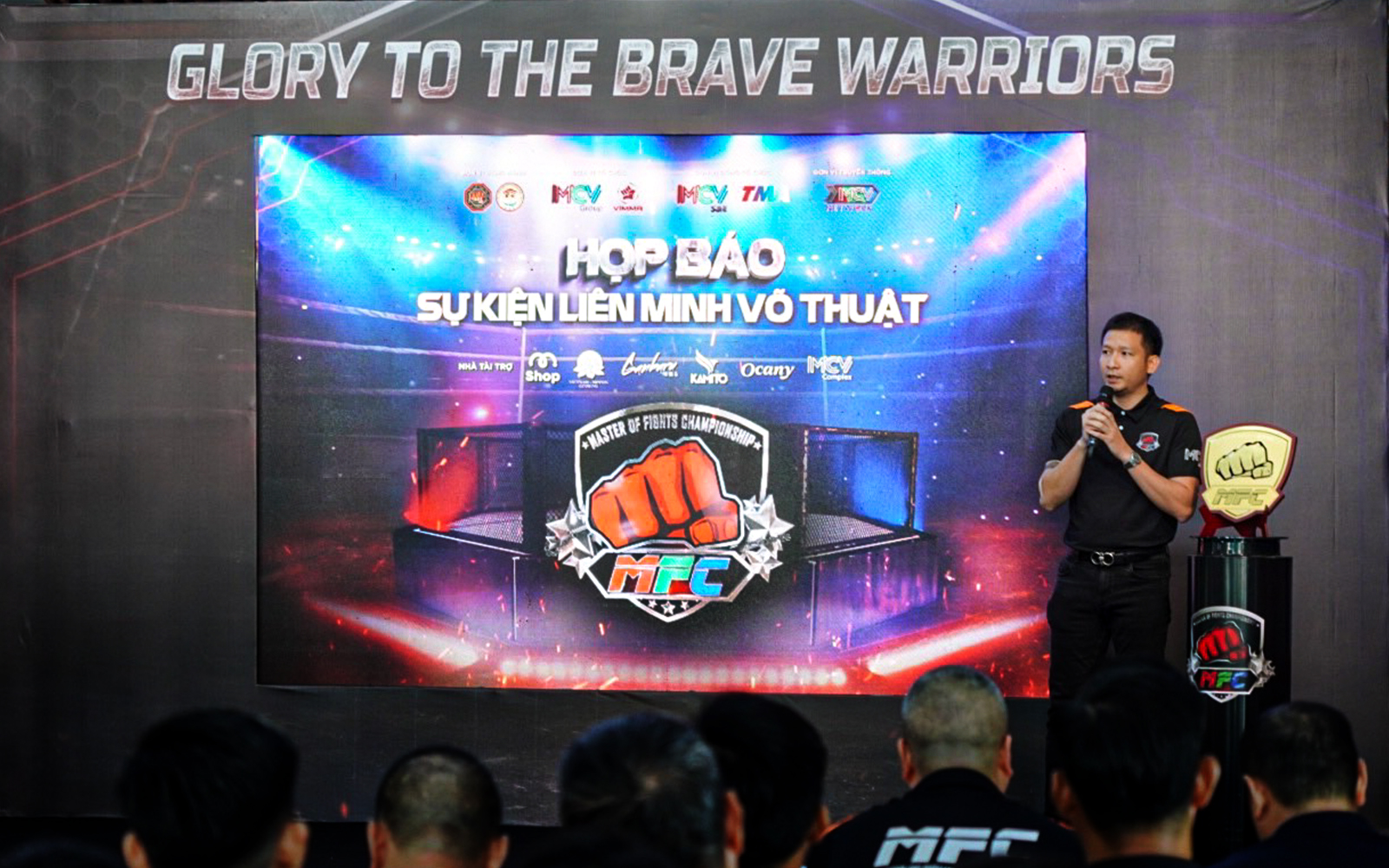 Võ sĩ người Nga thách đấu nhà vô địch MMA Việt Nam - Ảnh 1.