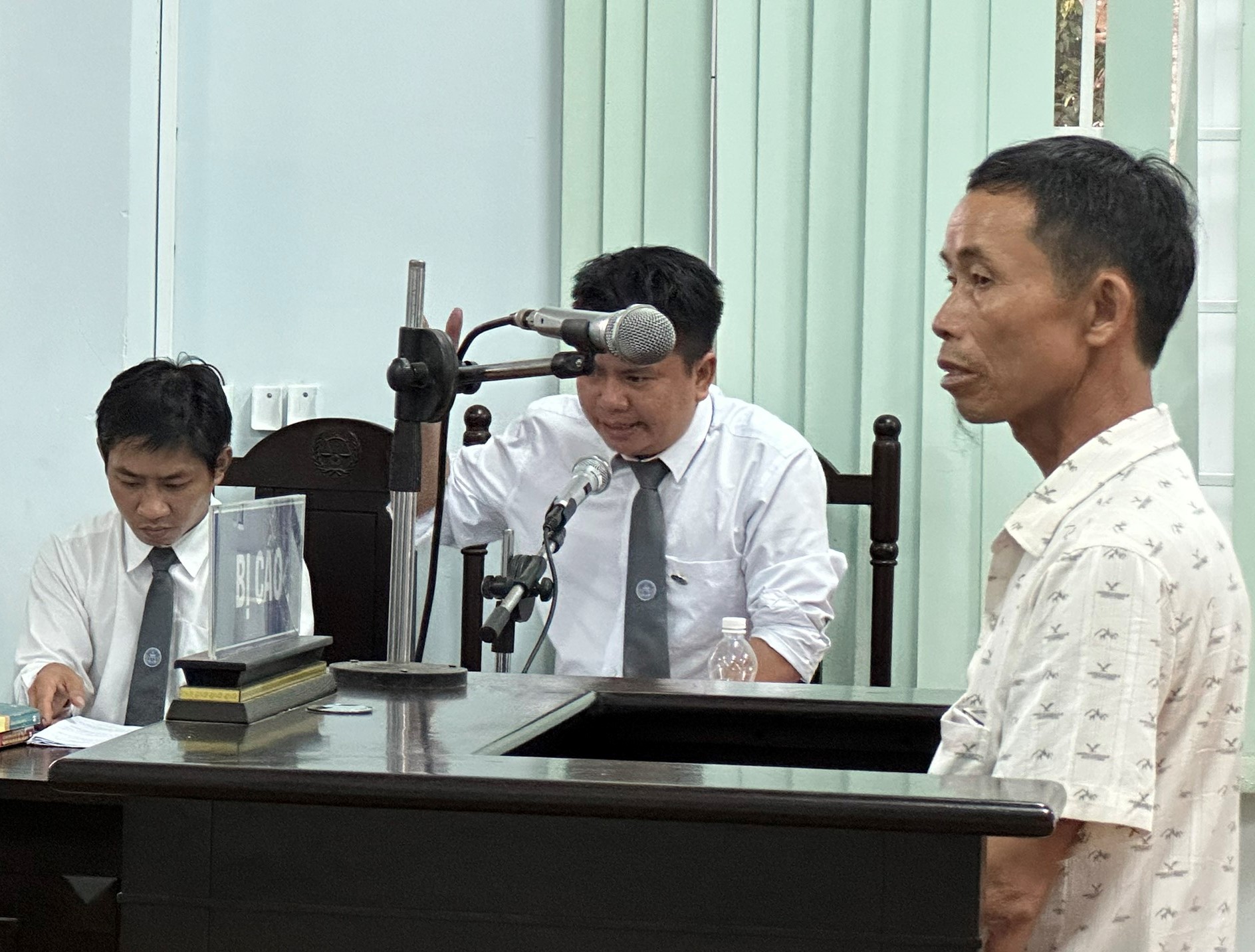 Vụ án khúc gỗ muồng: Luật sư tranh luận gay gắt, tòa tuyên 1 năm 3 tháng tù giam