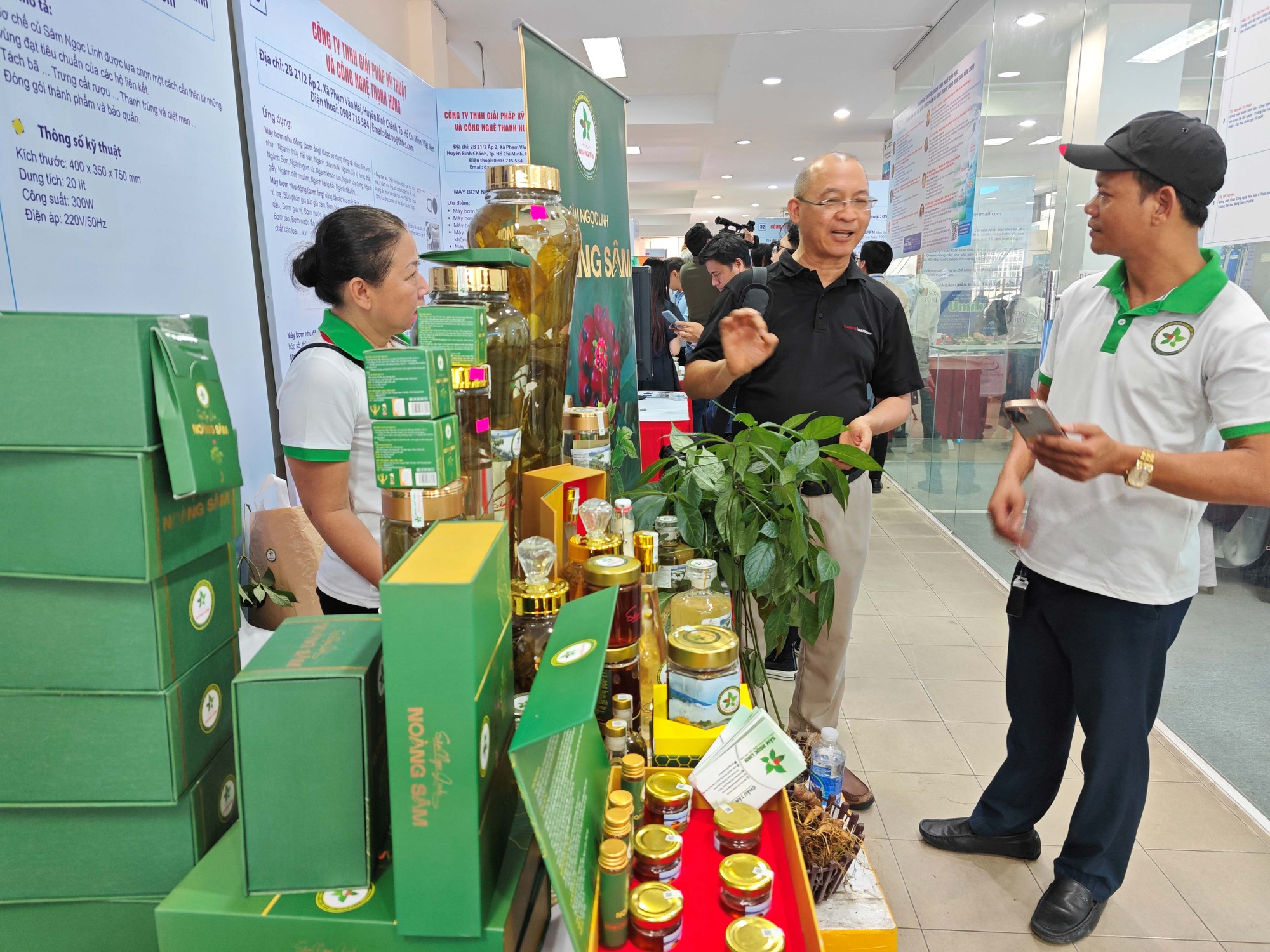 S&acirc;m Ngọc Linh gi&aacute; 200 triệu đồng/kg được trưng b&agrave;y tại... chợ c&ocirc;ng nghệ - Ảnh 2.