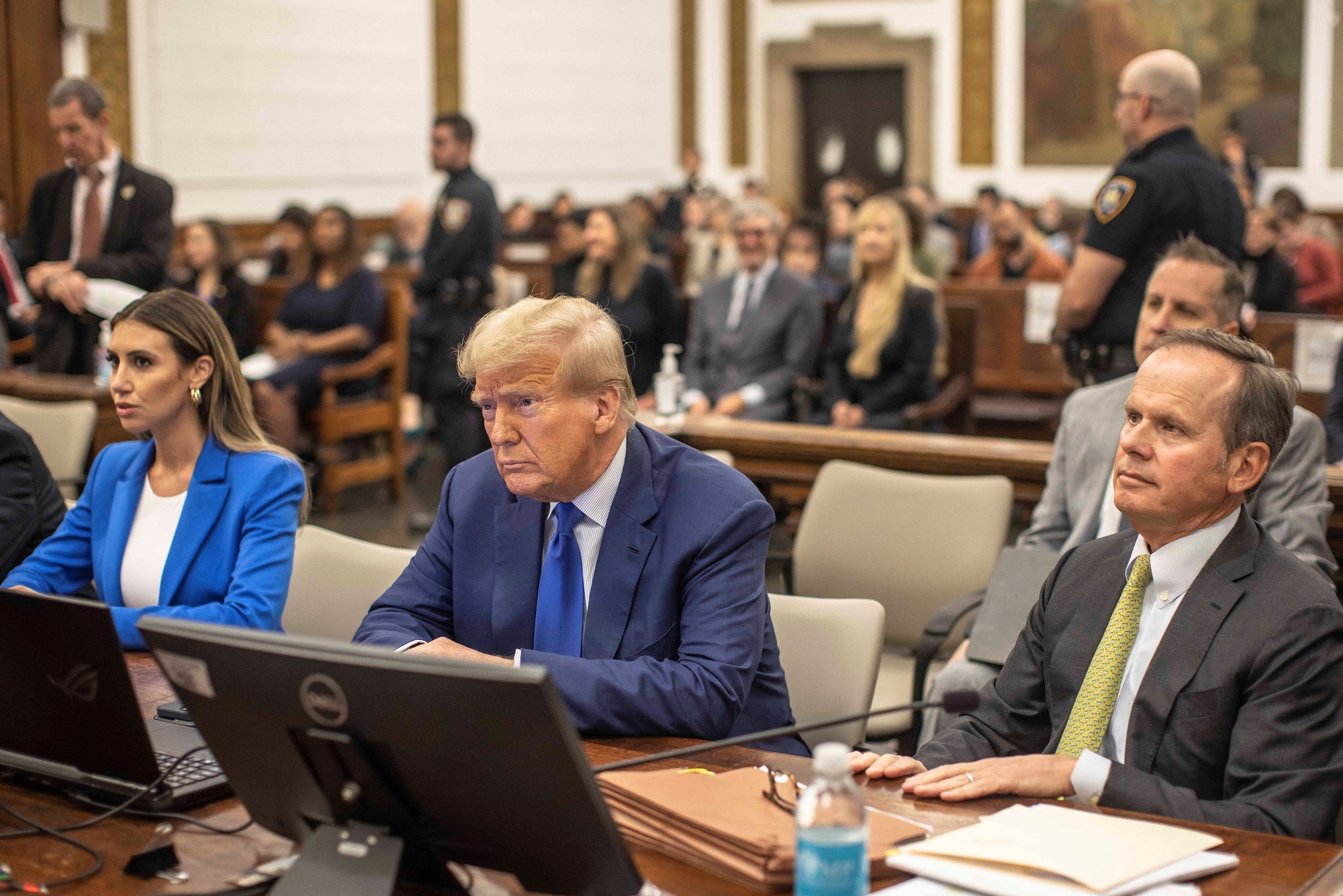 &Ocirc;ng Donald Trump bị phạt nặng v&igrave; vạ miệng - Ảnh 1.