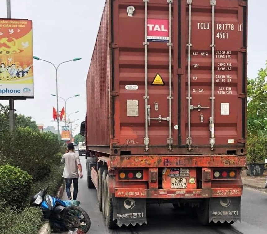 Va chạm xe container, 2 người đi xe máy tử vong